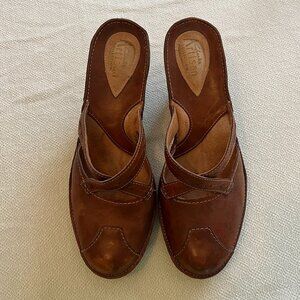 Clarks Artisan Collection Tan Clogs - 6M